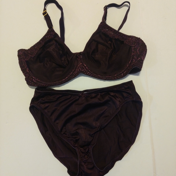 NEW Vogue Dessous Women's 2 PC Bra & Lace Maroon Panty Set 36D/L - Picture 2 of 8
